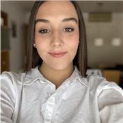 Soy una joven que quiere dar clases a niños/as de primaria y secundaria. Dispongo de más especialidad en el ámbito social + matemáticas y economía. No tengo experiencia como profesora oficialmente pero he dado clases a familiares y actualmente estoy cursa